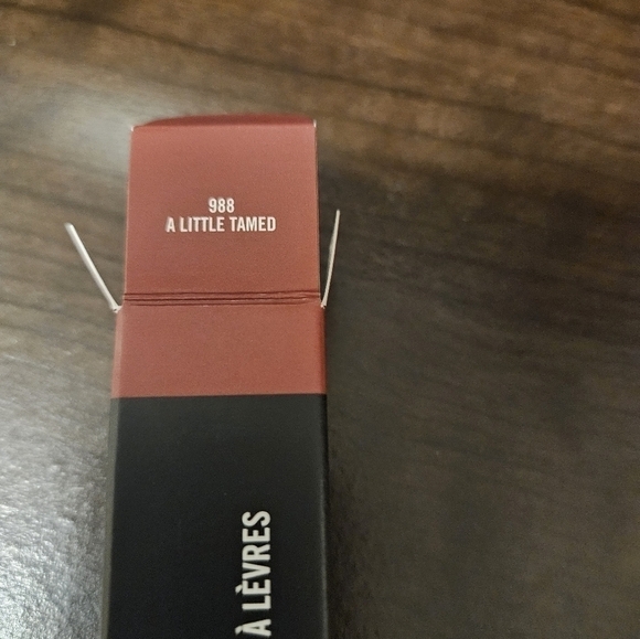 MAC POWDER KISS LIQUID LIPCOLOUR in A Little Tamed (NIB) - Picture 5 of 6